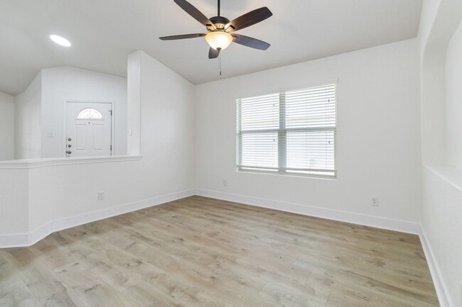 Building Photo - Gorgeous 3 bedroom, 2 bath home with a study near the Forum & Randolph AFB!