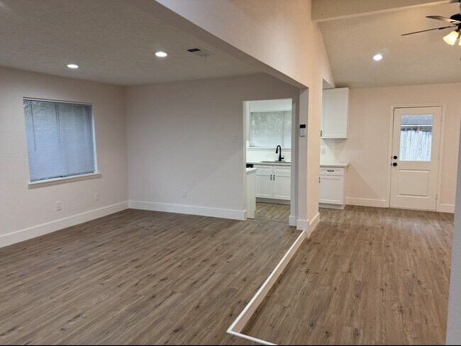 Building Photo - 16814 Barcelona Dr