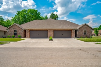 Building Photo - 3 BED, 2 BATH, 2 CAR GARAGE DUPLEX - Avail...