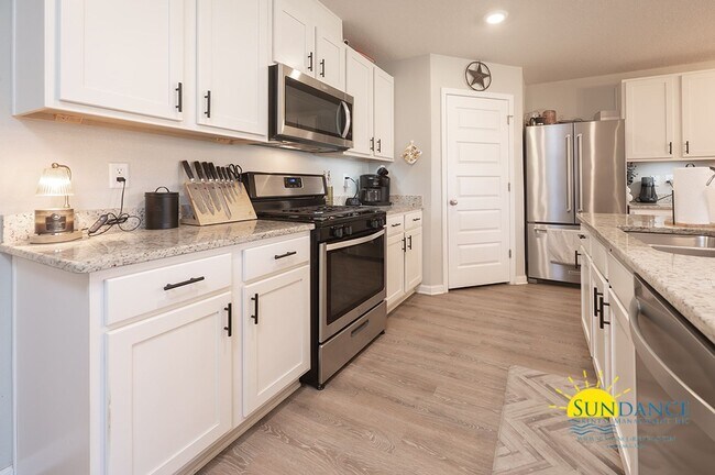 Building Photo - Stunning 4 Bedroom Home in Crestview! -Sol...