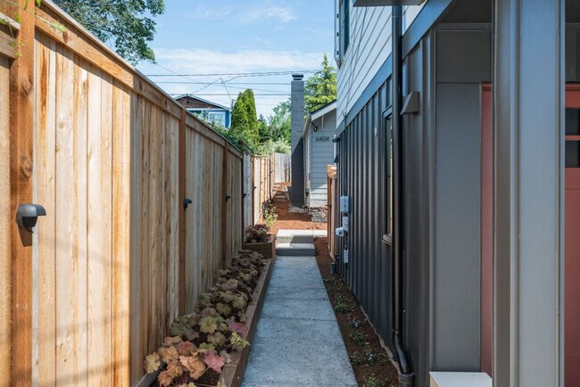 Building Photo - 6404 47th Ave SW