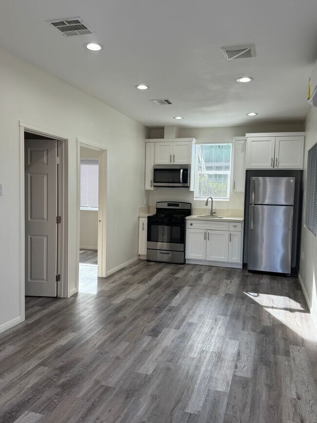 Building Photo - MUST SEE!