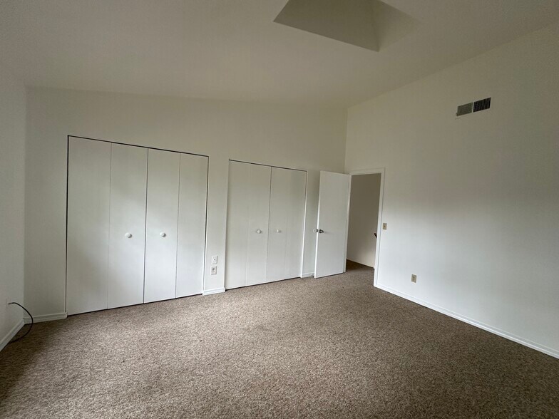 Master Bedroom - 15 Crest St