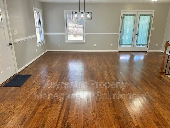 Building Photo - 33 Oak Ln