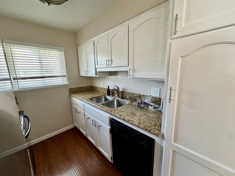 Building Photo - 4638 Via Vista Cir