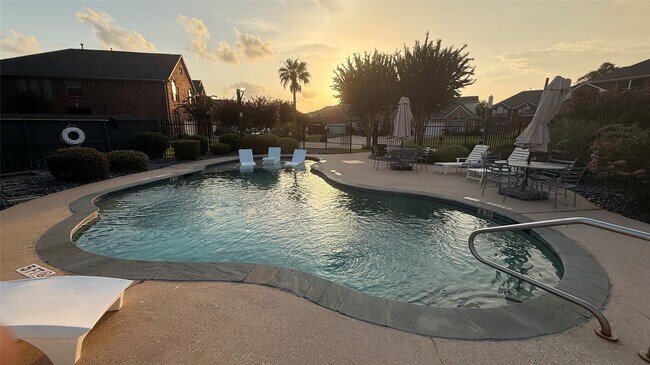 Building Photo - 1408 S Friendswood Dr
