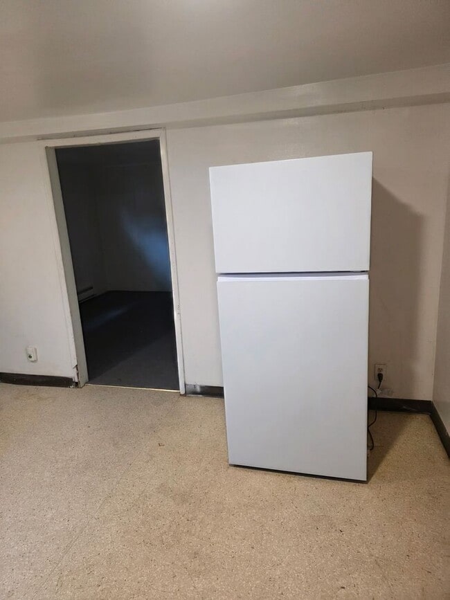 Building Photo - 2116 W Broadway Ave