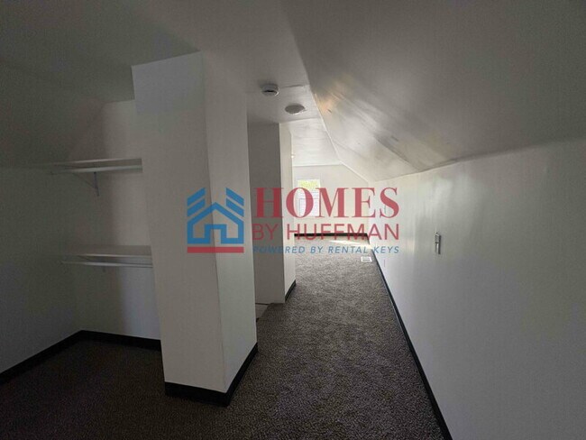 Building Photo - Three Bedroom House | Move in Special