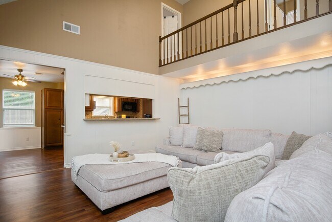 Building Photo - 706 Yale Ln