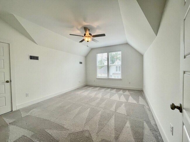 Building Photo - 9135 Southlawn Dr