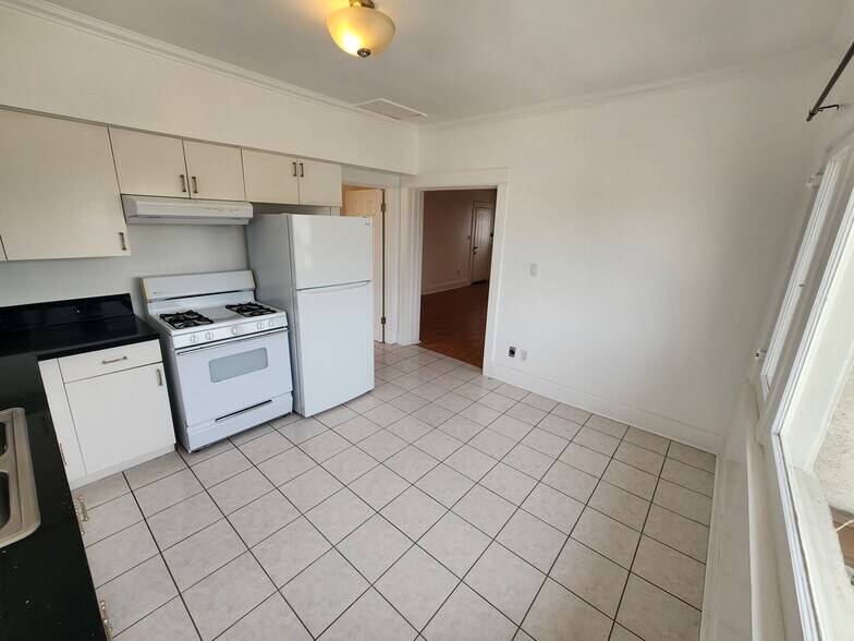 Building Photo - 820 N Edgemont St