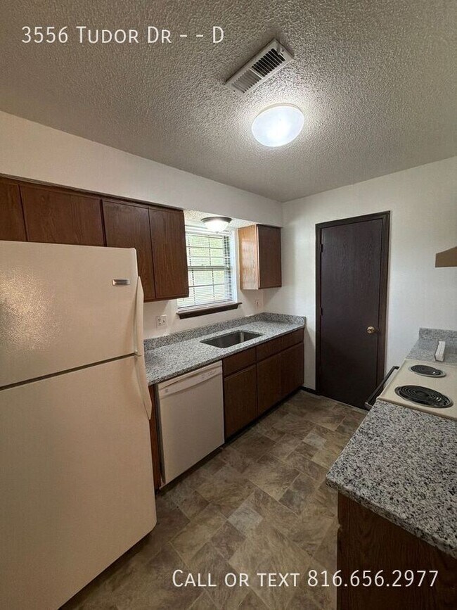 Building Photo - 3556 Tudor Dr