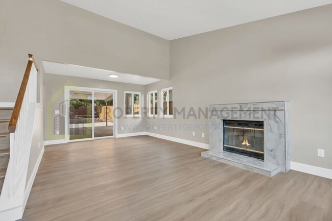 Building Photo - Completely Renovated 4-Bedroom Home with M...