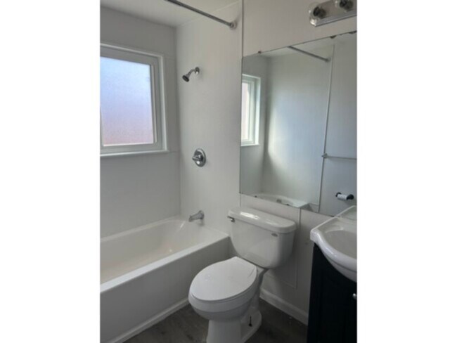 Building Photo - Montbelo Tri-level with finished basement