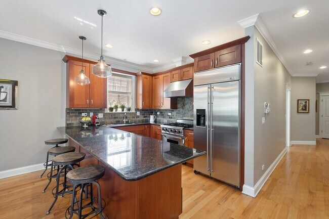 Building Photo - 3814 N Greenview Ave