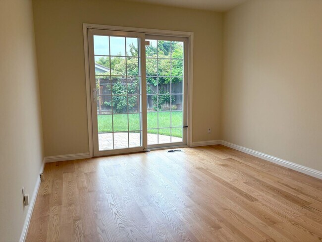 Building Photo - Beautifully Updated 4-Bedroom Home in Prime Mountain View Location!