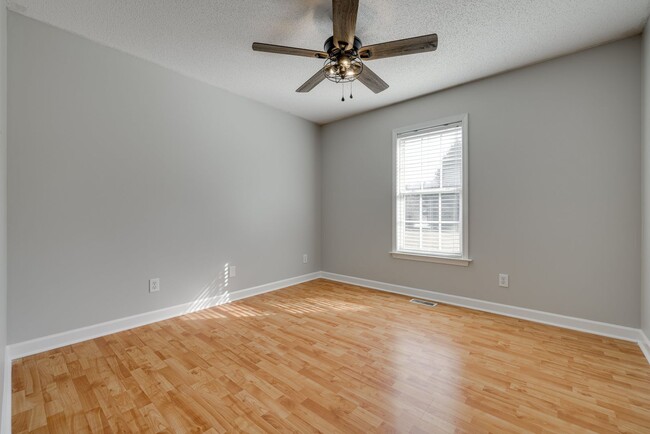 Building Photo - Nicely updated and well-maintained 3 bedro...