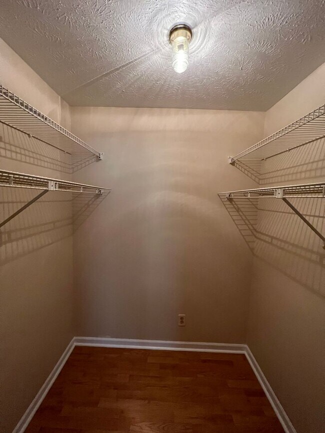 Building Photo - 2 Bedroom/1.5 bathroom townhouse for rent $1,300 month