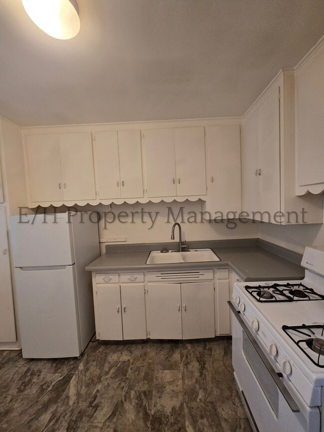 Building Photo - 530 S Glendale St