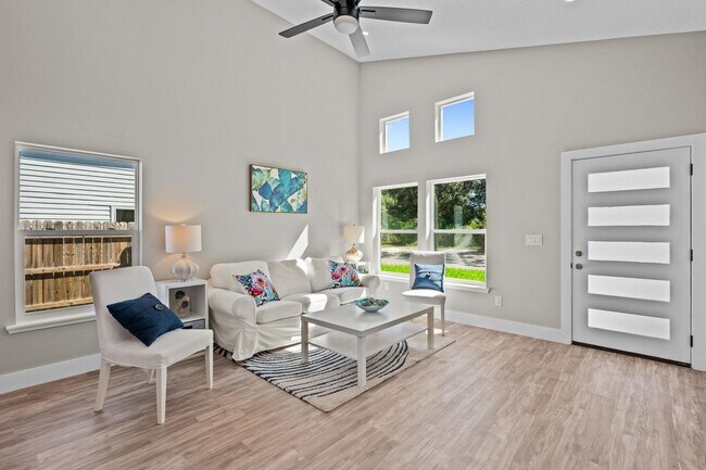 Building Photo - 816 W 9th St