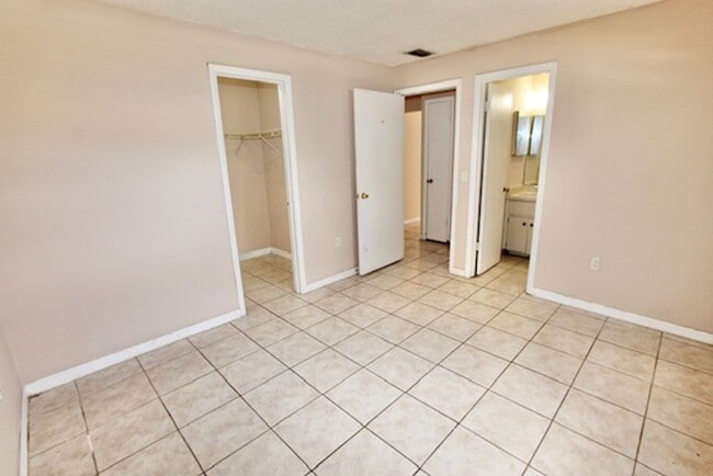 Building Photo - Orlando - 2 Bedroom, 2 Bathroom - $1,645.00