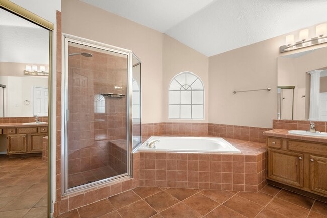 Building Photo - 16303 Lakestone Dr