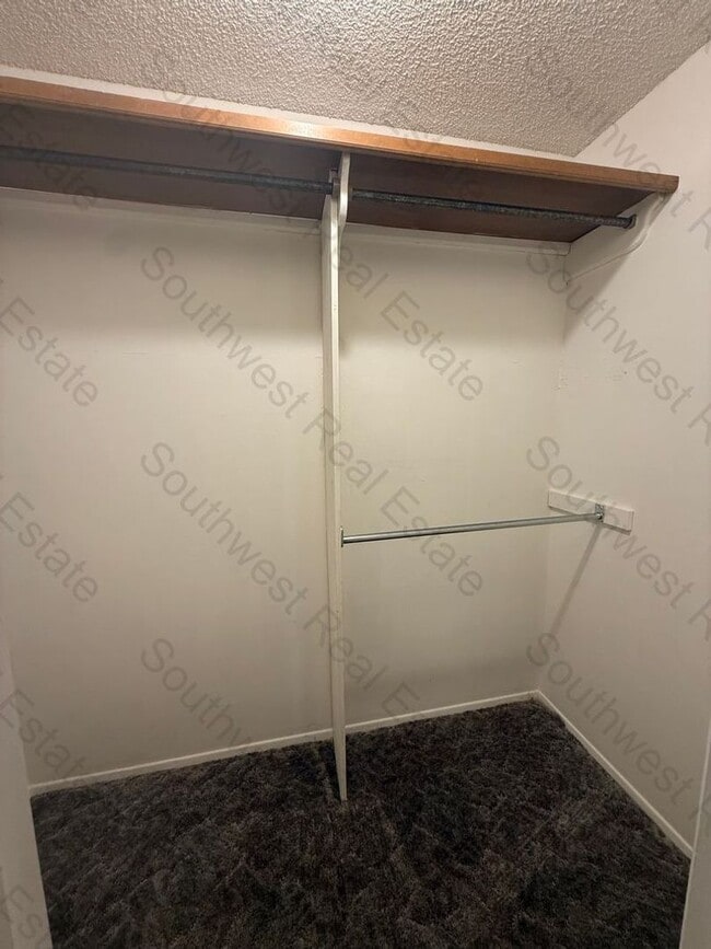 Building Photo - Spacious 2-bedroom 2 baths on the golf course!