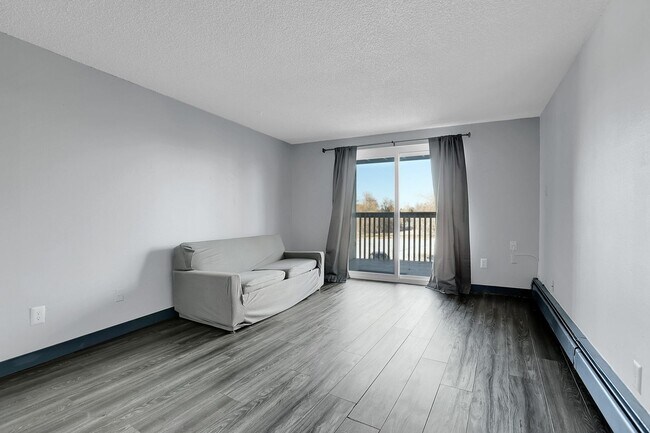 Building Photo - 1 Bedroom, 1 bath, 3rd floor Apartment