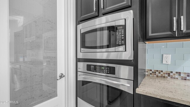 Building Photo - 561 W Yellowstone Way