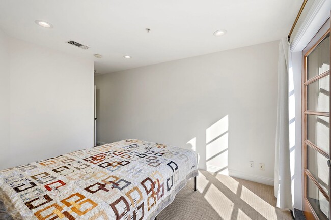 Building Photo - 416 Avenida Santa Barbara