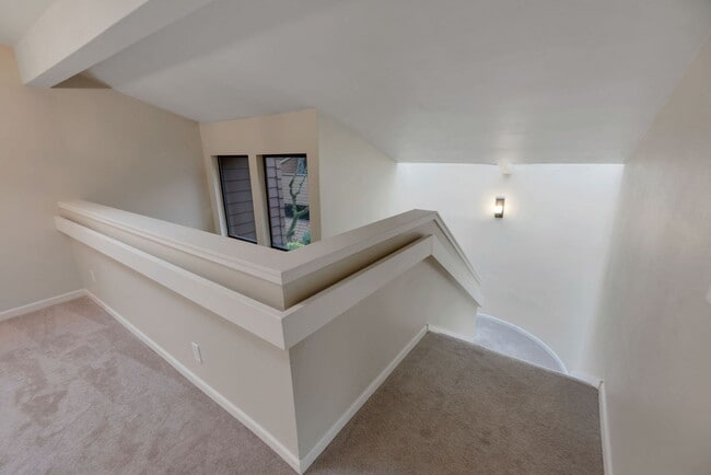 Building Photo - Great 1bed 1bath Location in Kirkland! Parking and W/S/G included in rent