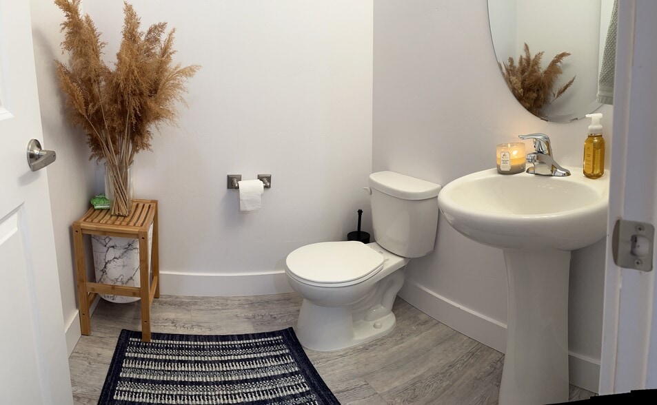 Main level bathroom - 1822 W Torlundy Dr