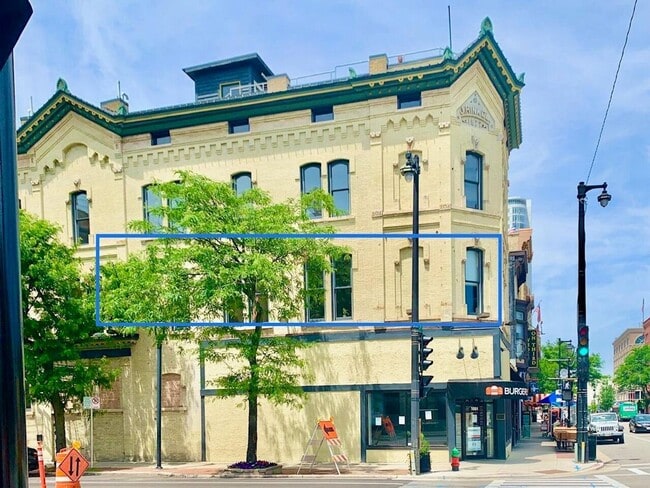Building Photo - Enormous Upper Floor Unit in Heart of Downtown MKE