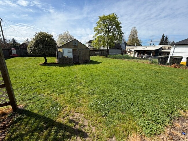 Building Photo - Charming 3 Bedroom with a Large Fenced Yard!