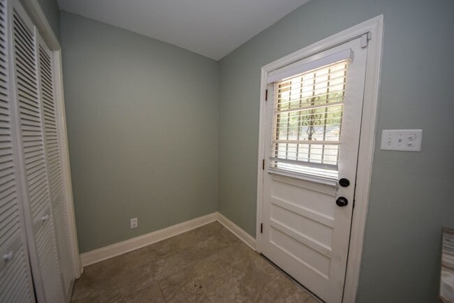 Building Photo - Cute and UPDATED 3 bed 2 bath home near GREAT SCHOOLS.