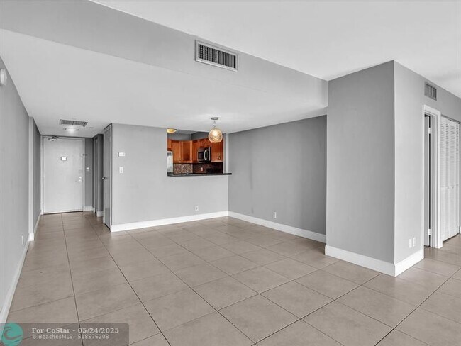 Building Photo - 20379 W Country Club Dr