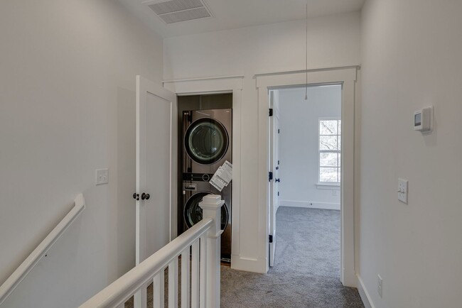 Building Photo - Smoking HOT 2BE/2.5BA townhouse in the gre...