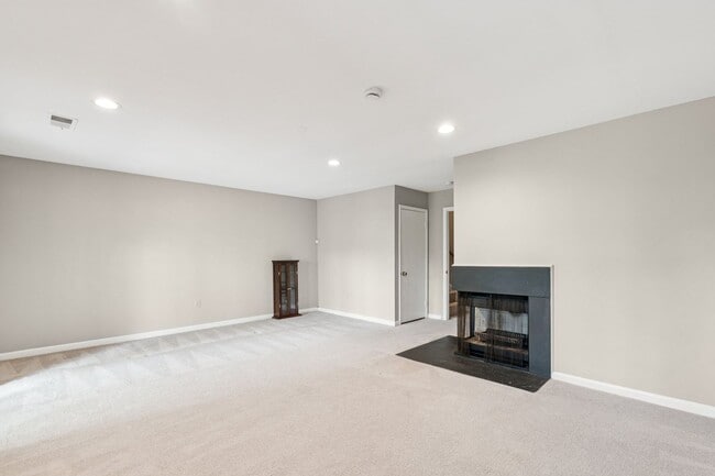 Building Photo - This is Reston living at its finest!