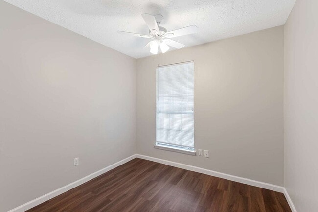 Building Photo - 743 Deercrest St