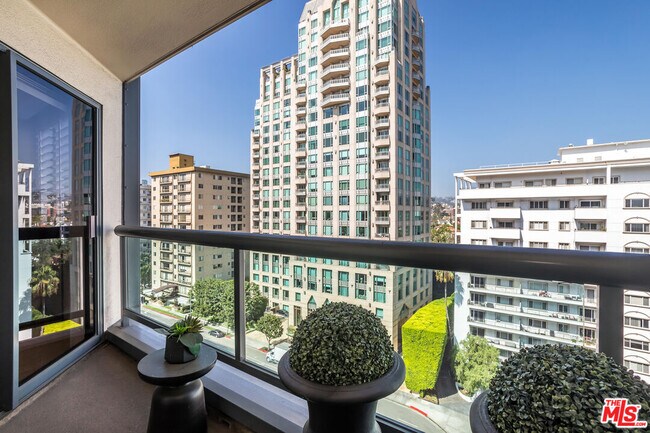 Building Photo - 10724 Wilshire Blvd