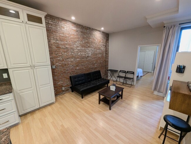 Building Photo - Exquisite Home in Lafayette Square - $500 off Deposit & 1st Month's Rent!