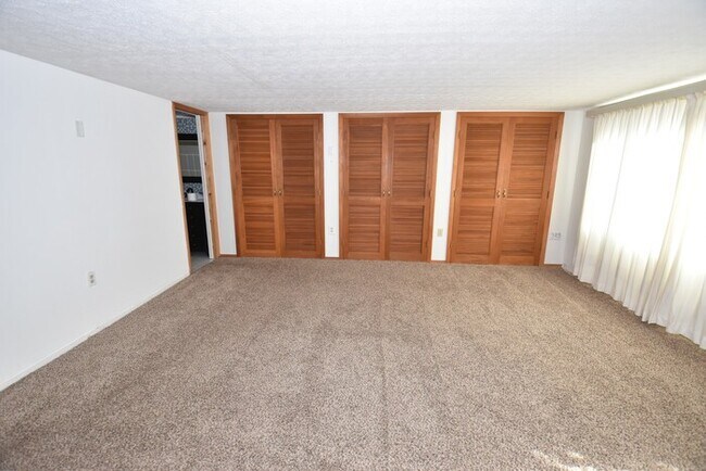 Building Photo - Beautiful 3 Bedroom Home over Looking Lake Chapin