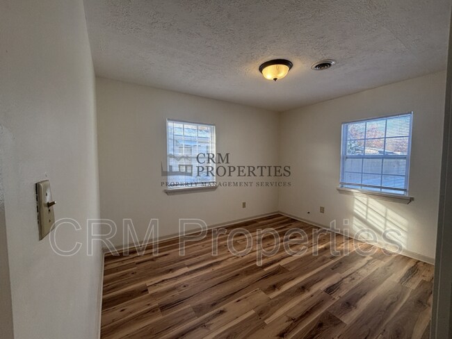 Building Photo - 1008 E Fischer St