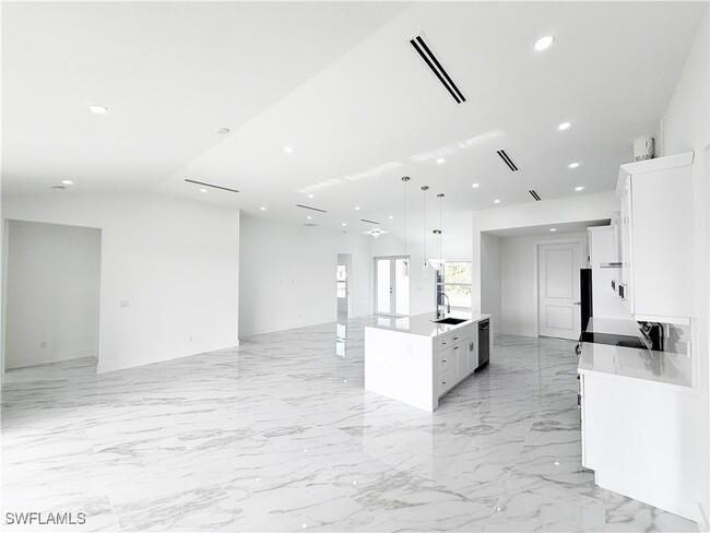 Building Photo - 852 Chipley St E