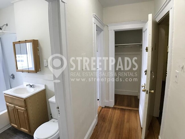 Building Photo - bedroom in Boston MA 02215
