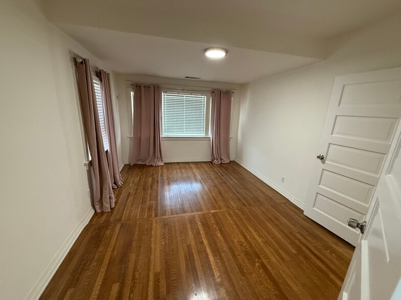 Building Photo - 1493 W 47th St