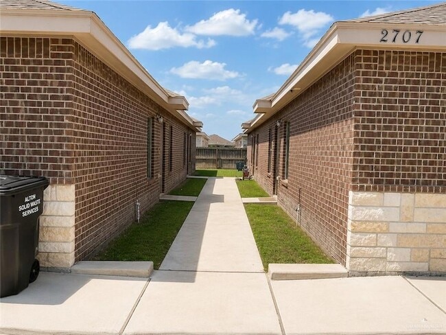 Building Photo - 2707 E Garfield Ave