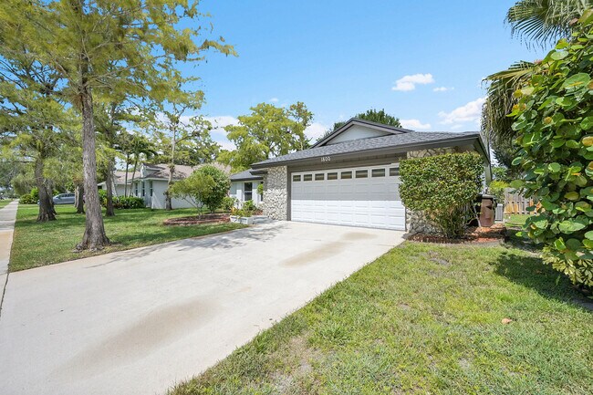 Building Photo - 1800 Primrose Ln