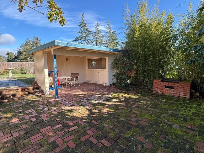 Building Photo - Luxury Upper Piedmont Estate