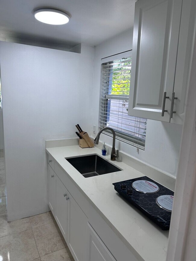 Building Photo - Studio in North Miami Beach Includes Utilities/ Estudio en North Miami Beach Incluye servicios pú...